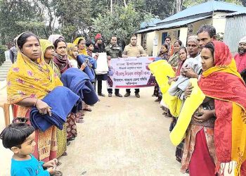 বরগুনা জেলা সমিতির উদ্যোগে বামনায় শীতার্তদের মাঝে কম্বল বিতরণ