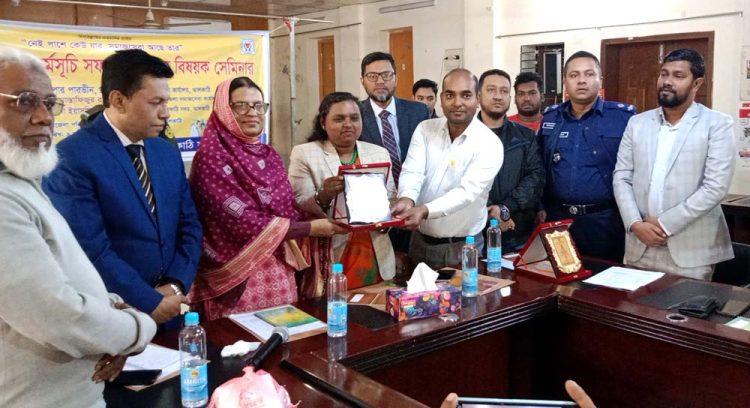ঝালকাঠিতে সুদমুক্ত ক্ষুদ্রঋণ কর্মসূচি সফল বাস্তবায়ন বিষয়ক সেমিনার অনুষ্ঠিত