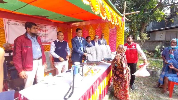 ঝালকাঠিতে শীতার্তদের মাঝে রেড ক্রিসেন্টের শীতবস্ত্র বিতরণ