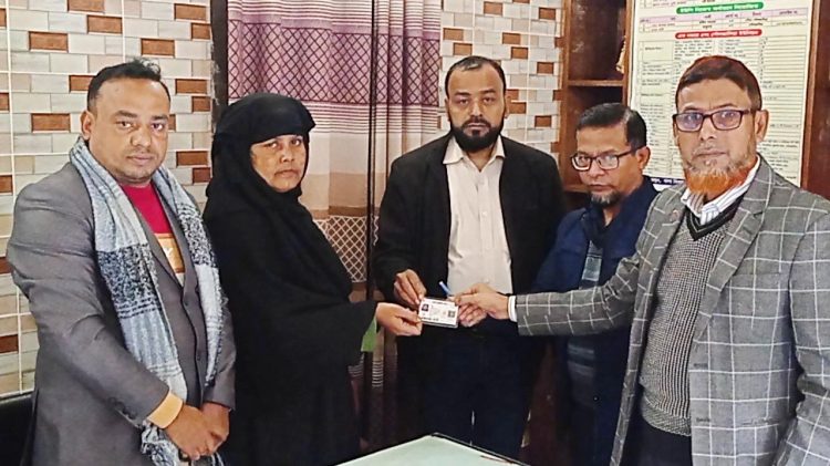 কাঠালিয়ায় স্মার্ট ফ্যামিলি কার্ড বিতরণ