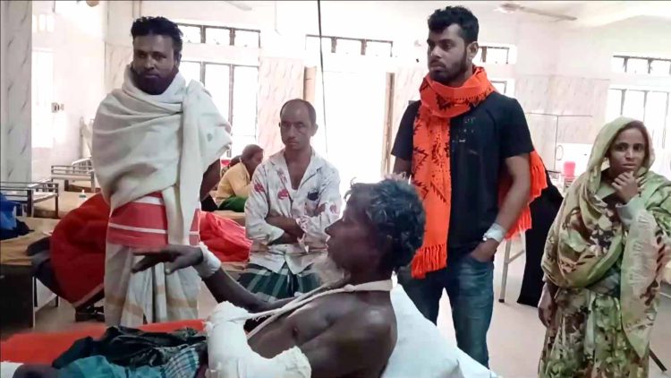 ঝালকাঠিতে মেয়ের বিয়ের প্রস্তাবে রাজি না হওয়ায় দিন মজুরের হাত পা ভেঙ্গে দিয়েছে সন্ত্রাসীরা