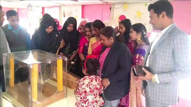 ঝালকাঠিতে ব্র্যাক শিক্ষা তরীতে শিক্ষার্থীদের ভীর