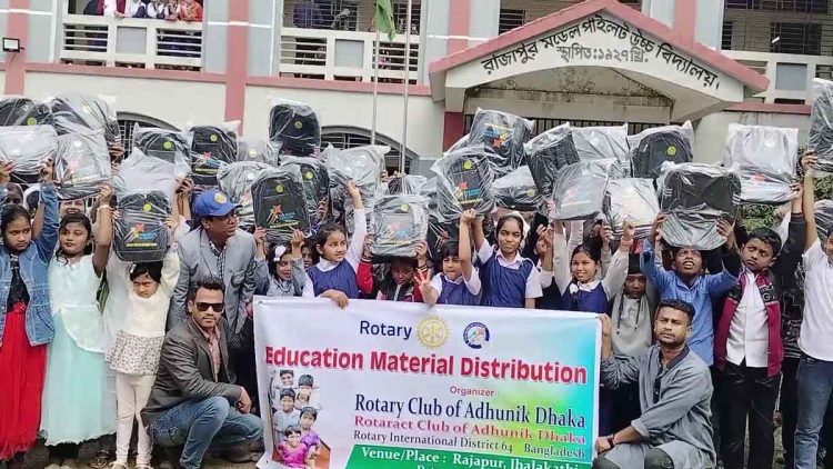 ঝালকাঠির রাজাপুরে শিক্ষার্থীদের মাঝে শিক্ষা উপকরণ বিতরণ