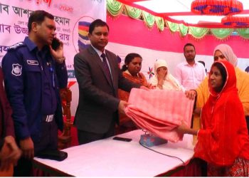 ঝালকাঠিতে প্রতিবন্ধী শিশুদের মধ্যে কম্বল বিতরণ