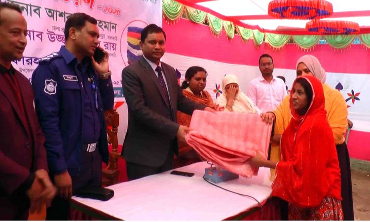 ঝালকাঠিতে প্রতিবন্ধী শিশুদের মধ্যে কম্বল বিতরণ