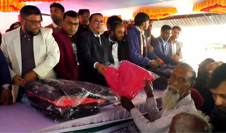 ঝালকাঠিতে বিএনপির ভারপ্রাপ্ত চেয়ারম্যান তারেক রহমানের পক্ষ থেকে শীতার্তদের কম্বল বিতরণ
