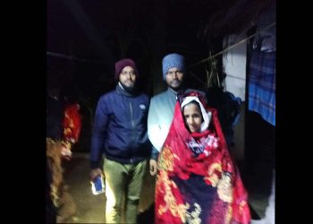কাঠালিয়ায় গভীর রাতে শীতার্তদের ঘরে ঘরে কম্বল পৌছি দিচ্ছেন ইউএনও জহিরুল ইসলাম