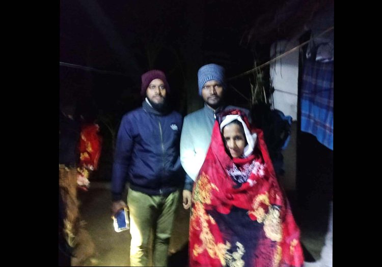 কাঠালিয়ায় গভীর রাতে শীতার্তদের ঘরে ঘরে কম্বল পৌছি দিচ্ছেন ইউএনও জহিরুল ইসলাম