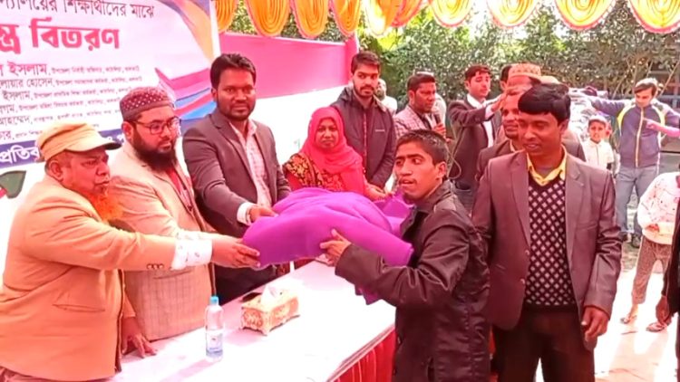 কাঠালিয়ায় প্রতিবন্ধী বিদ্যালয়ের শিক্ষার্থীদের মাঝে শীতবস্ত্র বিতরণ
