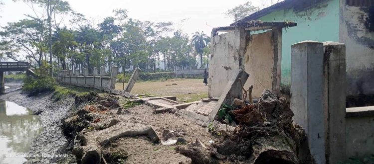 ঘূর্নিঝড় রেমালে ক্ষতি দেখিয়ে বরাদ্দের টাকা আত্মসাৎ করলেন  প্রধান শিক্ষক