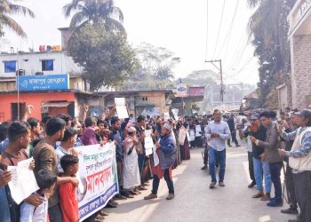 রাজাপুরে আবুল বাসার হত্যার বিচারের দাবিতে থানার সামনে  মানববন্ধন