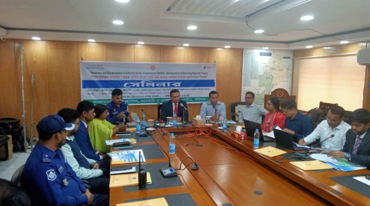 ঝালকাঠিতে প্রবাসী কল্যান ও বৈদেশিক কর্মসংস্থান মন্ত্রনালয়ের অবহিতকরণ বিষয়ক সেমিনার