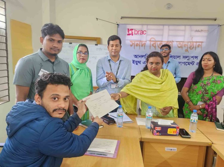 ঝালকাঠিতে ব্রাক কার্যালয়ে উপজেলা নির্বাহী কর্মকর্তার পরিদর্শন ও প্রশিক্ষণার্থীদের মধ্যে সনদ বিতরণ