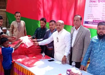 কাঠালিয়ায় আগামীর স্বপ্ন সংগঠনের উদ্যোগে ছাত্র-ছাত্রীদের মাঝে শিক্ষা উপকরণ বিতরণ
