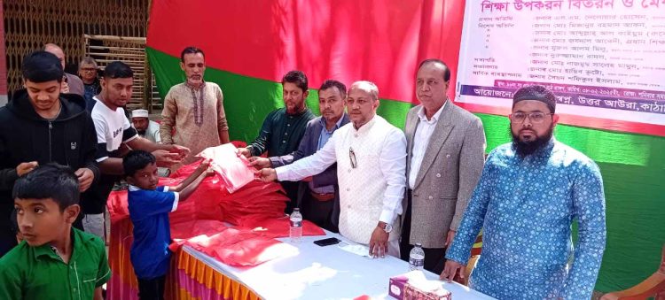 কাঠালিয়ায় আগামীর স্বপ্ন সংগঠনের উদ্যোগে ছাত্র-ছাত্রীদের মাঝে শিক্ষা উপকরণ বিতরণ