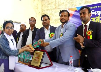 ঝালকাঠিতে কৃতি শিক্ষার্থীদের সংবর্ধনা দেওয়া