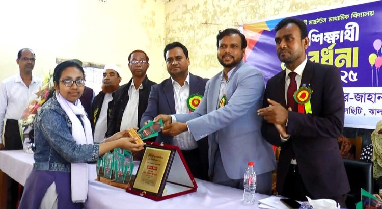 ঝালকাঠিতে কৃতি শিক্ষার্থীদের সংবর্ধনা দেওয়া