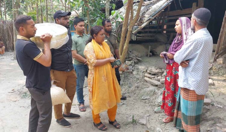 জুলাই আন্দোলনে ঝালকাঠির চার শহীদ পরিবারকে ইফতার সামগ্রী উপহার