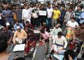 গণ-অভ্যুত্থানে আহতদের অবরোধে যান চলাচল বন্ধ মিরপুর রোডে