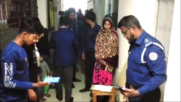 ঝালকাঠির রাজাপুরে রাজমিস্ত্রীকে কুপিয়ে হত্যা, তরুণীর ঝুলন্ত মরদেহ উদ্ধার