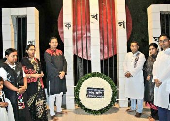 ঝালকাঠিতে অমর একুশের প্রথম প্রহরে মানুষের ঢল