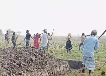 কাঁঠালিয়ায় জোরপূর্বক মাটি কেটে জমি দখল, বাঁধা দেওয়ায় ৩জনকে কুপিয়ে জখম
