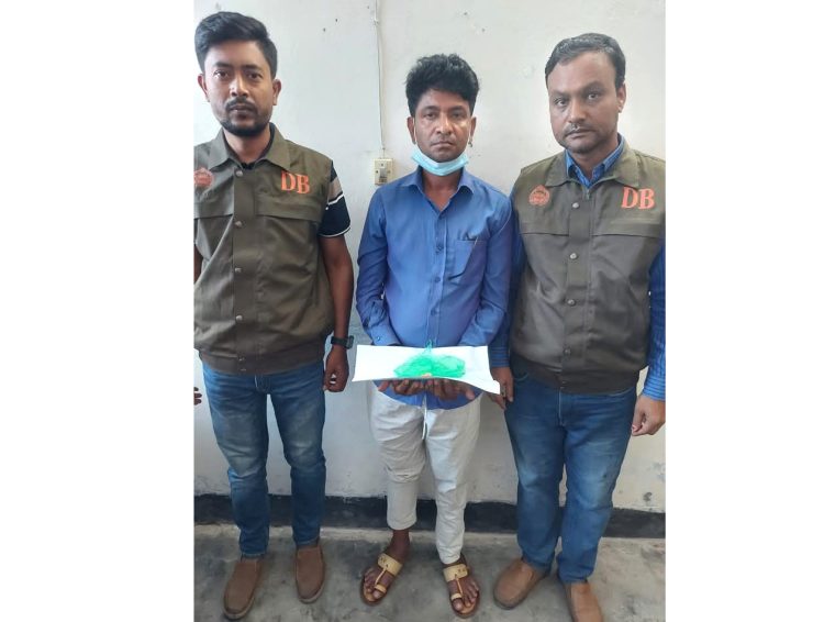 ঝালকাঠিতে ডিবির হাতে ইয়াবাসহ যুবক আটক