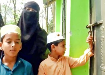 টাকার জন্য স্ত্রী-সন্তানকে বের করে দিলেন স্বামী