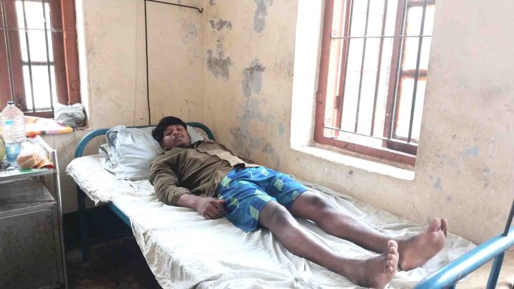 পরকীয়ায় বাঁধা দেওয়ায় শিক্ষার্থীকে পিটিয়ে আহত, সমঝোতায় ইউপি সদস্যের বিরুদ্ধে ৫০ হাজার টাকা লেনদেনের অভিযোগ