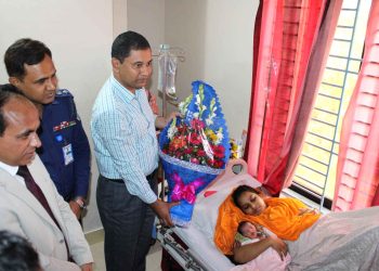 কন্যা সন্তানের বাবা হলেন ঝালকাঠির শহীদ সেলিম তালুকদার, প্রশাসনের পক্ষ থেকে উপহার প্রদান