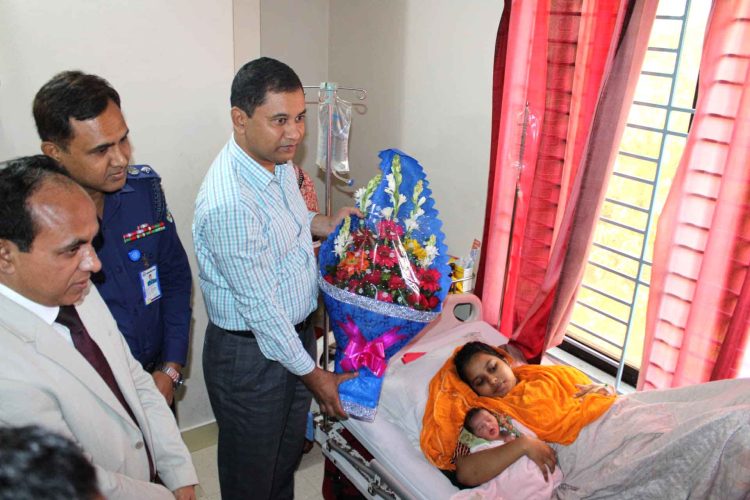 কন্যা সন্তানের বাবা হলেন ঝালকাঠির শহীদ সেলিম তালুকদার, প্রশাসনের পক্ষ থেকে উপহার প্রদান