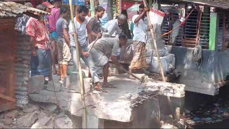 ঝালকাঠি শহরের চাঁদকাঠির বাজারে অবৈধ  স্থাপনায় উচ্ছেদে প্রশাসনের অভিযান শুরু