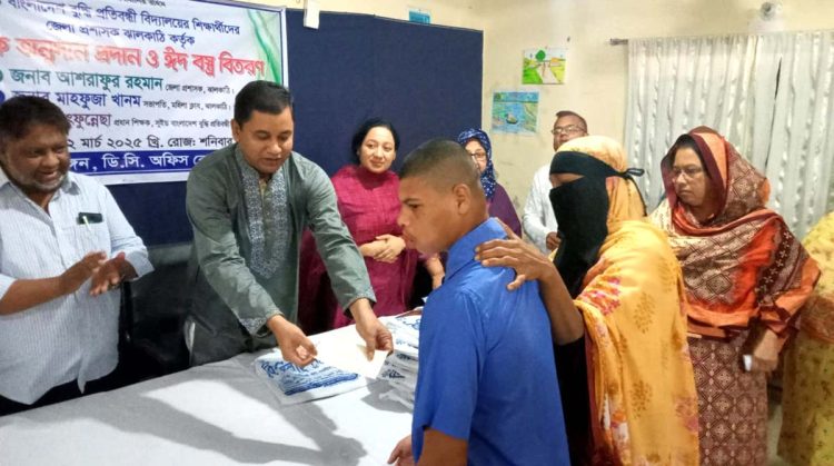 ঝালকাঠিতে বুদ্ধি প্রতিবন্ধী শিক্ষার্থীদের জেলা প্রশাসকের আর্থিক অনুদান ও ঈদ বস্ত্র বিতরণ
