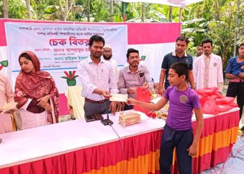 কাঠালিয়ায় প্রতিবন্ধীদের মাঝে জেলা প্রশাসকের আর্থিক সাহায্যের চেক বিতরণ