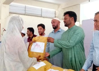 কাঠালিয়ায় অসহায়দের মাঝে শিল্পপতি আরিফ হোসেনের ঈদ উপহার বিতরণ