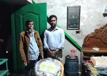 কাঠালিয়ায় জুলাই আন্দোলনে শহীদ পরিবারের মাঝে উপজেলা প্রশাসনের ইফতার সামগ্রী বিতরণ