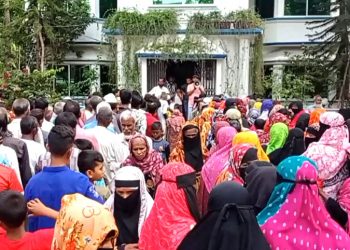 কাঠালিয়ার শৌলজালিয়ায় দুই হাজার মানুষের মাঝে শাড়ি ও লুঙ্গি বিতরন