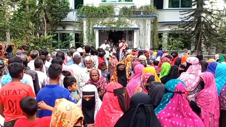 কাঠালিয়ার শৌলজালিয়ায় দুই হাজার মানুষের মাঝে শাড়ি ও লুঙ্গি বিতরন