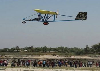 নিজের তৈরি বিমানে আকাশে উড়ছেন জুলহাস