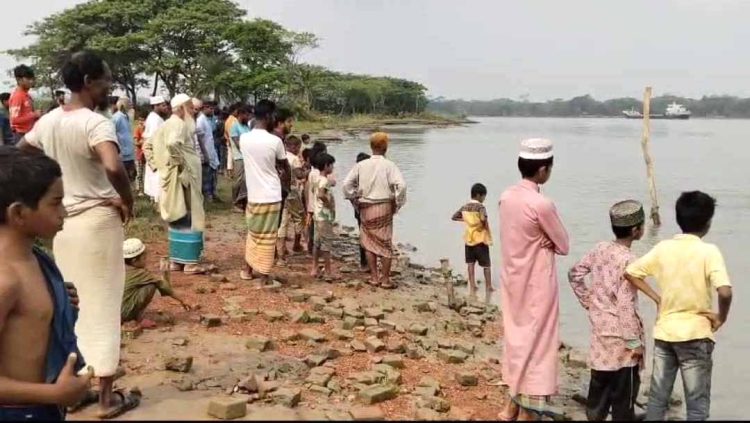 লঞ্চের ধাক্কায় মাছ ধরার নৌকাডুবি, ৯ বছরের শিশু নিখোঁজ