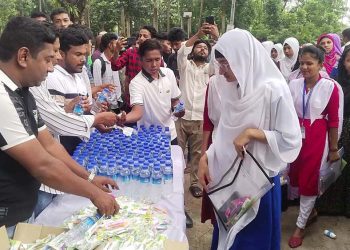 ঝালকাঠিতে এসএসসি পরিক্ষার্থীদের মাঝে শিক্ষা উপকরন ও খাবার স্যালাইন বিতরণ