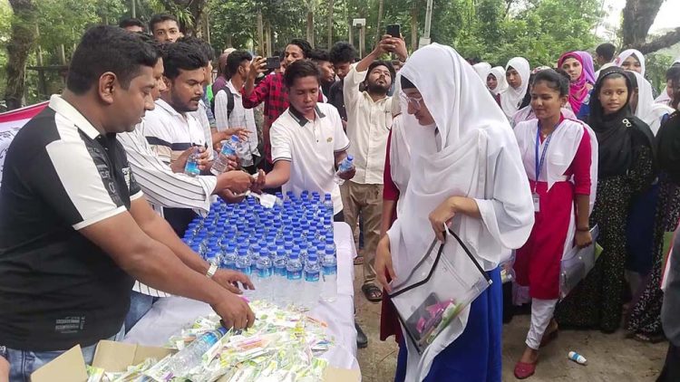 ঝালকাঠিতে এসএসসি পরিক্ষার্থীদের মাঝে শিক্ষা উপকরন ও খাবার স্যালাইন বিতরণ