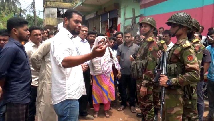 ঝালকাঠিতে খেয়া ঘাটের ইজারা নিয়ে দুই গ্রæপ মুখোমুখি, যাত্রীরা দুর্ভোগে, সেনাবাহিনী হস্তক্ষেপ
