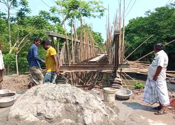 কাঠালিয়ায় ব্রিজ সংস্কারের নামে ১৩ টি রুটের যাত্রীরা চরম ভোগান্তিতে