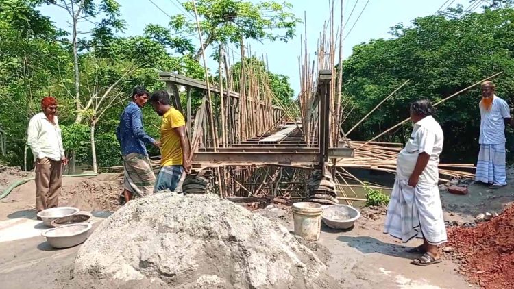 কাঠালিয়ায় ব্রিজ সংস্কারের নামে ১৩ টি রুটের যাত্রীরা চরম ভোগান্তিতে