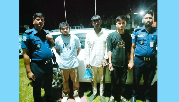কাঠালিয়ায় চোরাই প্রাইভেট কারসহ তিন যুবক গ্রেফতার