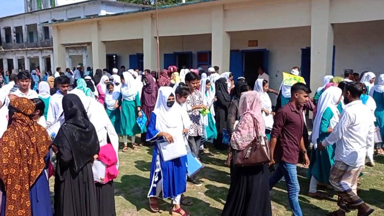 কাঠালিয়ায় কঠোর নিরাপত্তা ও নজরদারীতে এসএসসি এবং সমমানের পরীক্ষা শুরু