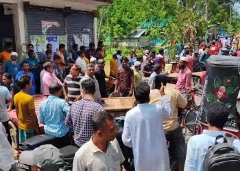 নলছিটিতে সড়ক সংস্কারের দাবিতে খোজাখালির-নলছিটি-বরিশাল সড়ক অবরোধ করেছে বিক্ষুদ্ধ জনতা।