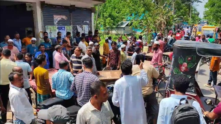 নলছিটিতে সড়ক সংস্কারের দাবিতে খোজাখালির-নলছিটি-বরিশাল সড়ক অবরোধ করেছে বিক্ষুদ্ধ জনতা।