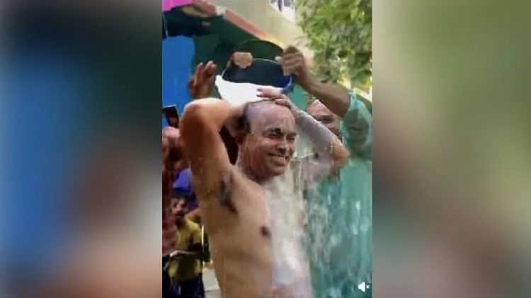পরকীয়ার অভিযোগে স্ত্রীকে তালাক দিয়ে দুধ দিয়ে গোসল করলেন যুবক